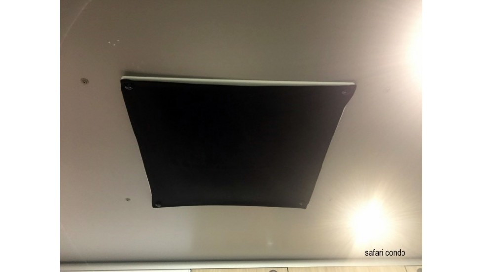 Rideau noir pour ventilateur de toit ou hublot